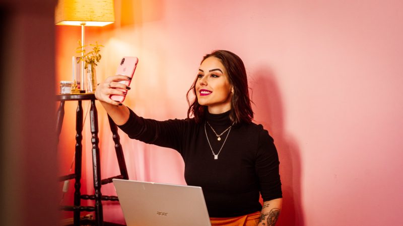 Influencer making content for an Instagram marketing agency